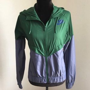 Women’s Nike lightweight wind breaker jacket